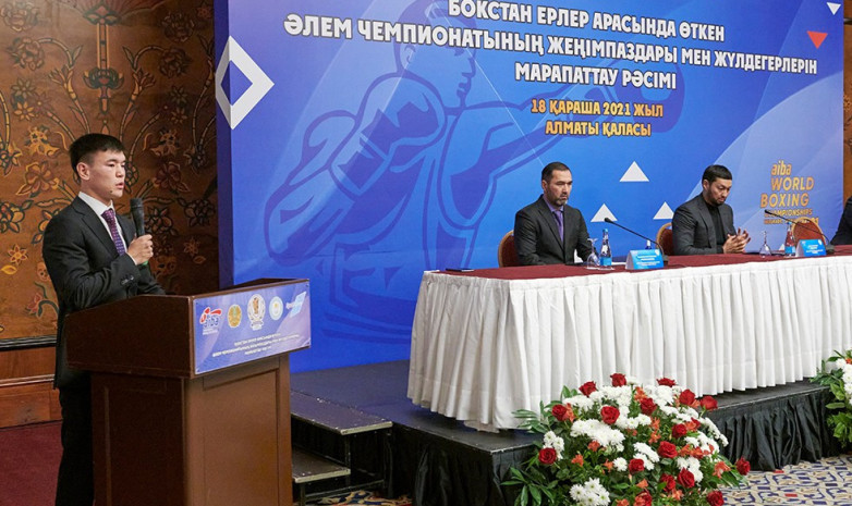 Казахстанских боксеров наградили за успех на чемпионате мира-2021