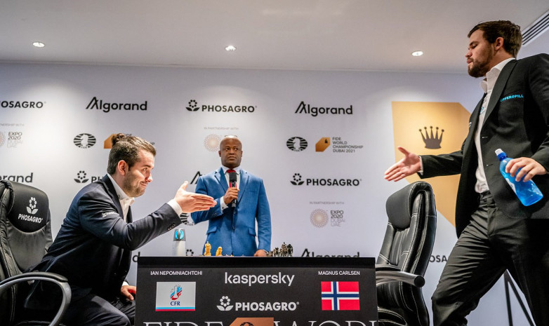 Карлсен и Непомнящий вновь сыграли вничью в матче за титул чемпиона мира