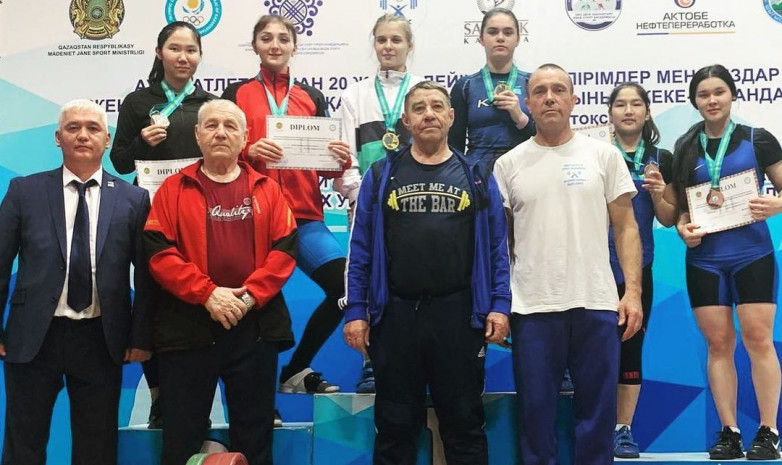 Результаты второго дня чемпионата Казахстана по тяжелой атлетике среди юниоров