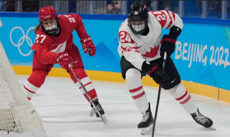 ОИ-2022. Женская сборная Канады час отказывалась начинать матч против России. Хоккеистки все-таки вышли на лед, но в масках
