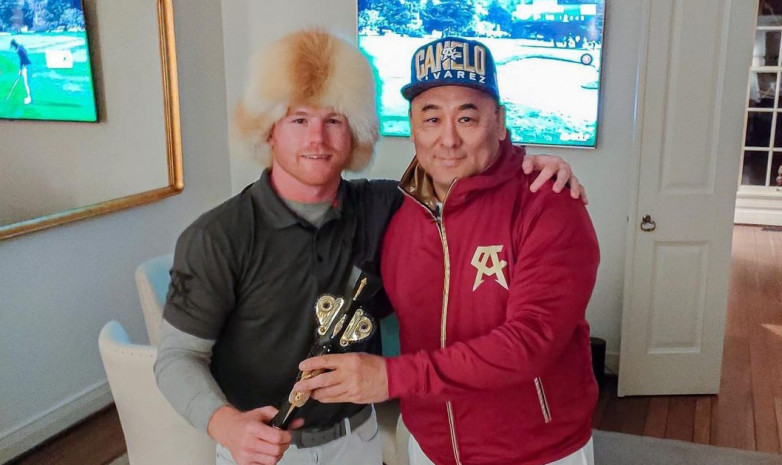 Фото. Канело примерил казахскую шапку 