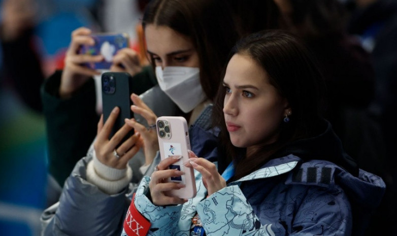 Фото. Алина Загитова не смогла сдержать слез после поражения российских хоккеистов в финале Олимпийских игр-2022 
