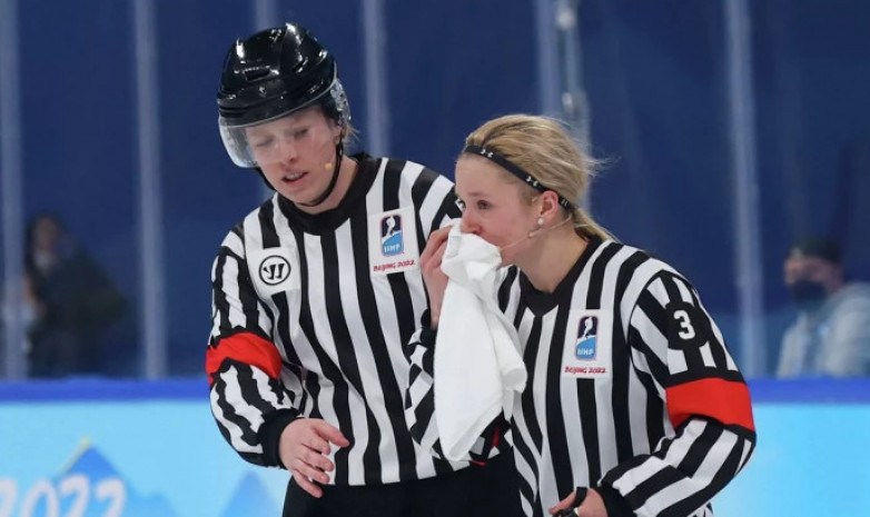 Хоккеистка разбила клюшкой лицо рефери на Олимпийских играх – 2022. Видео