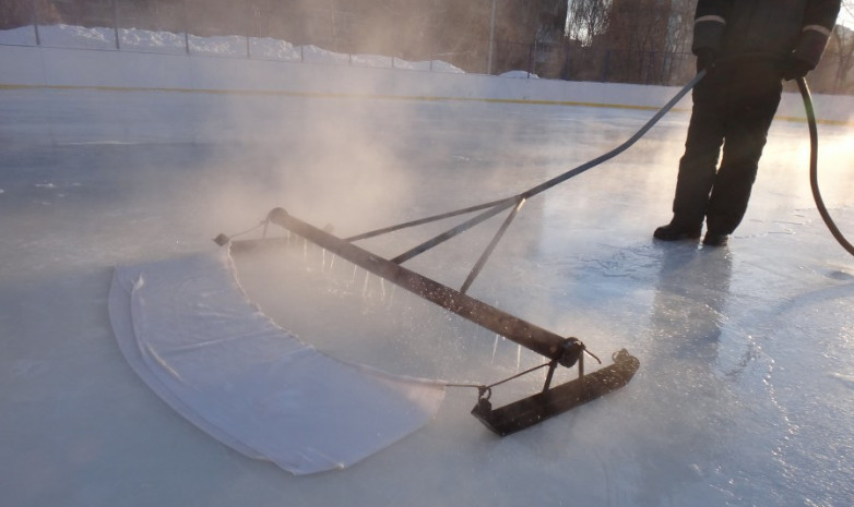 В Актюбинской области спортсмены сами заливают лед из-за отсуствия спецтехники 