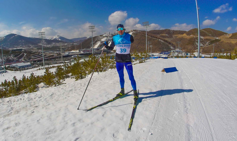 Паралимпийские игры-2022. Александр Герлиц вышел в полуфинал лыжного спринта стоя