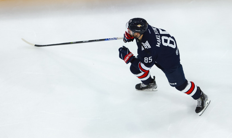 Хоккеист сборной Казахстана получил серьезную травму в седьмом матче серии «Металлург» Мг – «Авангард»