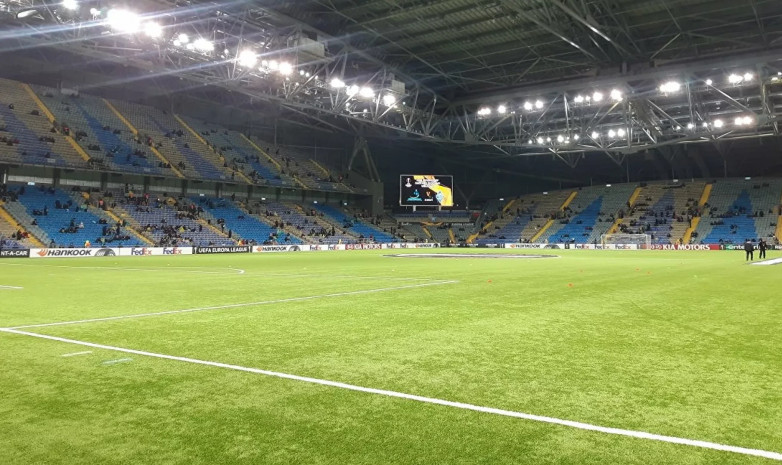 «Астана Арена» стадионының төбесі матч кезінде опырылып түсті