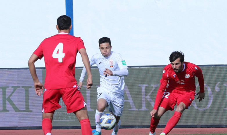 Сборная Кыргызстана проиграла Таджикистану. Команды доигрывали матч вдевятером