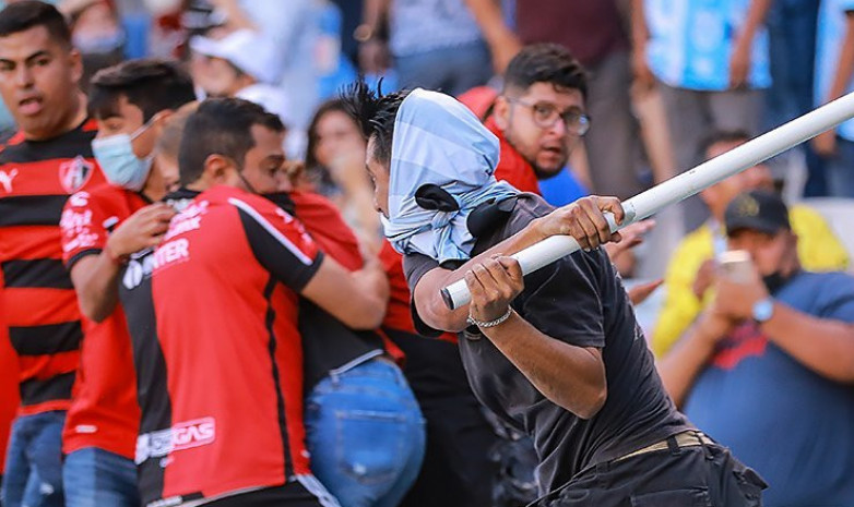 Матч чемпионата Мексики был остановлен из-за ожесточенной драки. Погибли 17 болельщиков 