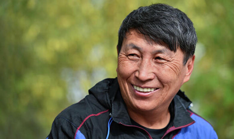 Знаменитый казахстанский марафонец выставил на продажу золотой депутатский значок