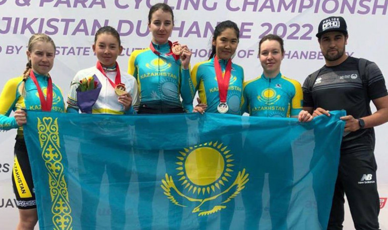 Четыре медали завоевали казахстанские велосипедистки в групповой гонке на ЧА-2022