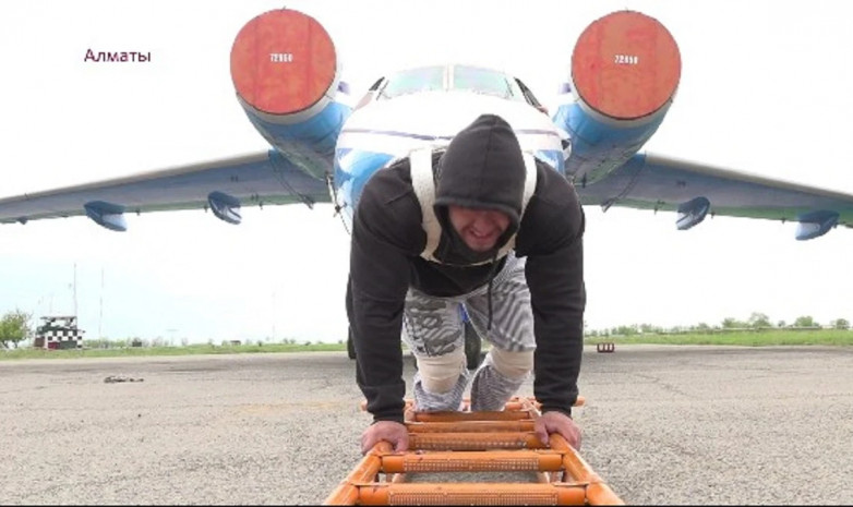 Алматинский силач сдвинул с места самолет и попал в Книгу рекордов 
