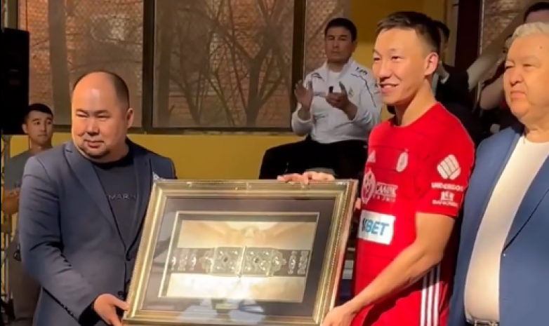 Биржан Оразов в Атырау получил ханский пояс и подарил футболку юному болельщику (видео)