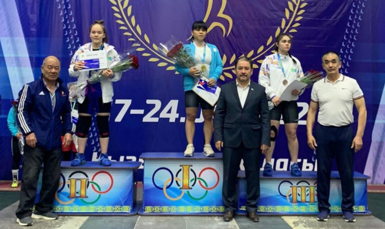 Зульфия Чиншанло завоевала «золото» чемпионата Казахстана-2022 по тяжелой атлетике