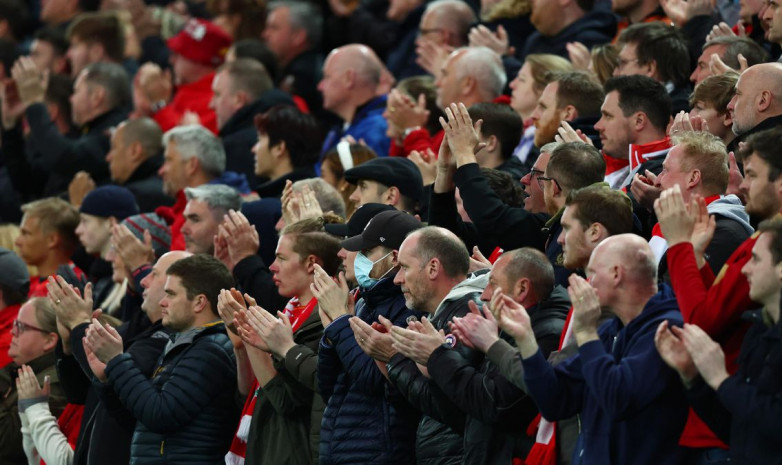 ВИДЕО. Фанаты «Ливерпуля» и «МЮ» провели акцию в поддержку Криштиану Роналду во время матча на «Энфилд Роуд» 