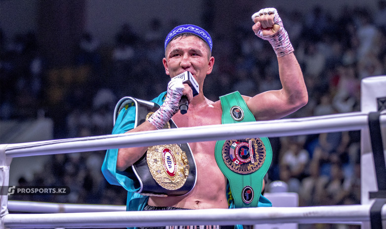 Казахстанский боксер надел чапан Головкина и поддержал чемпиона 