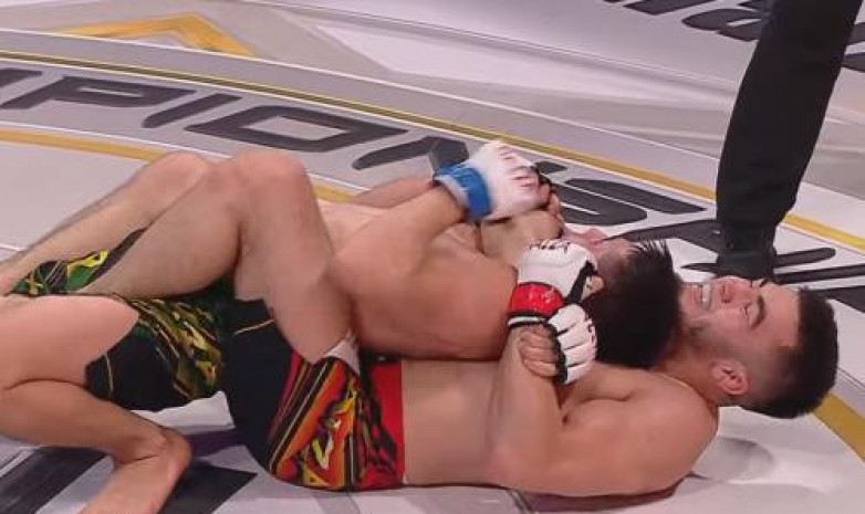 Казахстанский дебютант «задушил» соперника в первом бою турнира Naiza 38 (+видео боя)