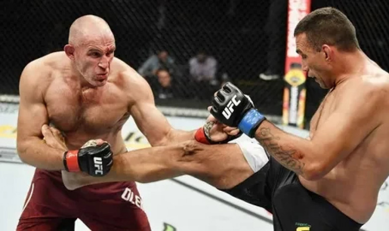UFC 273: видео яркого боя с победой Алексея Олейника удушающим приемом 