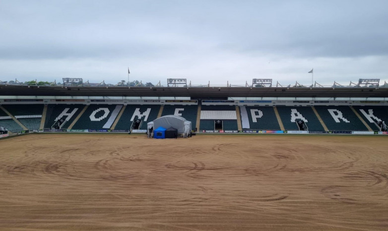 В Англии злоумышленники угнали трактор и уничтожили газон на стадионе