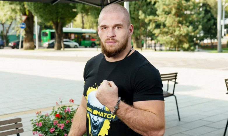 Видео. Артем Резников провел дуэль взглядов с бывшим бойцом UFC 