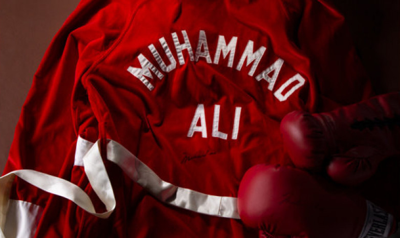 Легендарная красная мантия Мохаммеда Али в которой он выходил на «бой века», выставлена на аукцион
