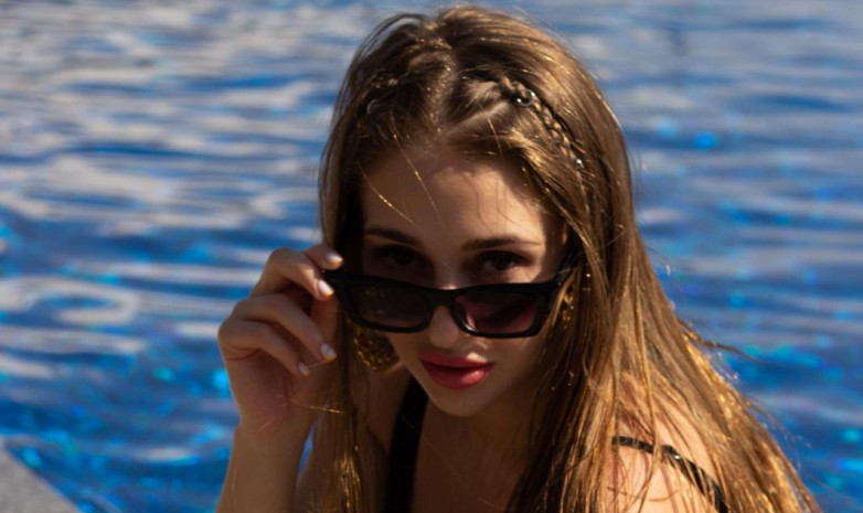 Ангелина Лукас провела эффектную фотосессию в бассейне в стиле голливудской звезды