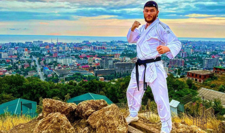 Скандальный боец показал кадры «изнурительной» весогонки перед дебютом на турнире в Алматы. Видео