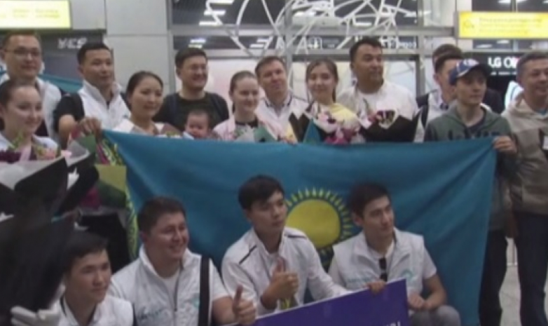 Сборную Казахстана встретили в Алматы после исторического достижения на шахматной Олимпиаде 