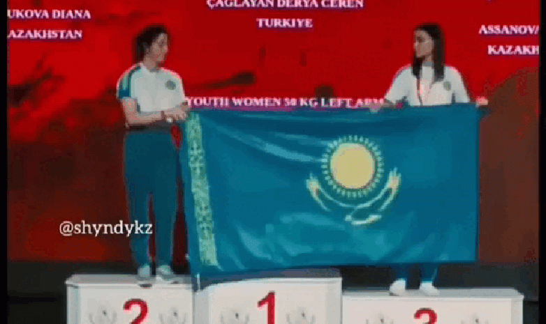 ВИДЕО. Казахстанки попали в казусную ситуацию на ЧМ по армрестлингу из-за флага