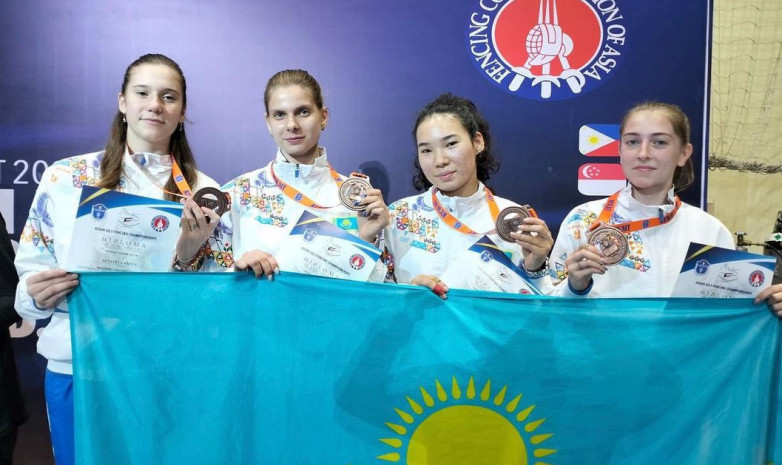Женская сборная на рапирах выиграла бронзу чемпионата Азии по фехтованию до 23-х лет