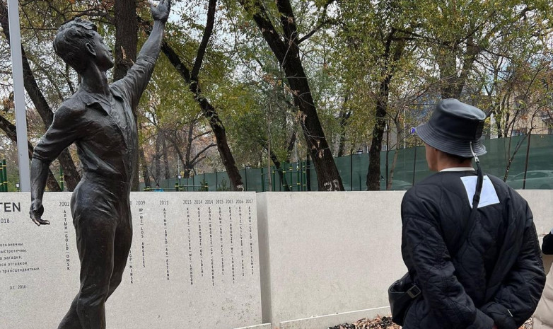 Именитый японский фигурист посетил памятник Д.Тена в Алматы