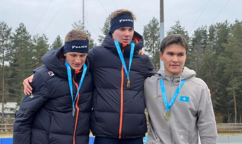 Казахстанец Нуралы Акжол стал бронзовым призером юниорского ЭКМ по конькобежному спорту