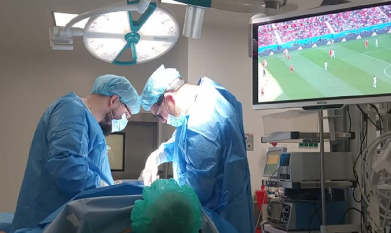 Фото. В Польше пациент смотрел матч ЧМ-2022 во время операции 