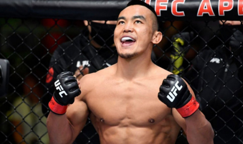 Видео. Казахский боец из Китая провел битву взглядов перед боем в UFC