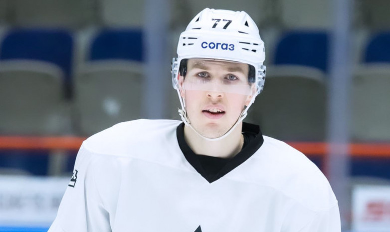 Казахстанский хоккеист результативно провел дебютный матч в клубе КХЛ