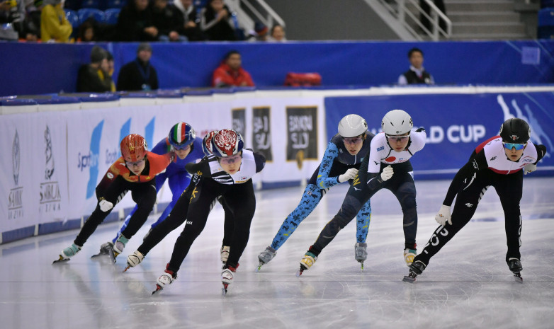 Казахстанские шорт-трекисты прошли в финал В в эстафетах на ЭКМ в Алматы