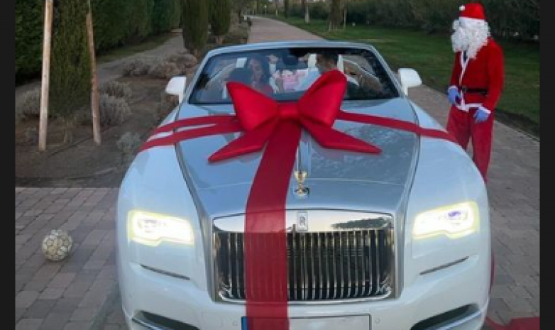 Жена Роналду на Рождество подарила новый Rolls Royce