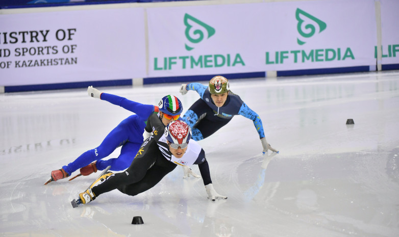 Казахстанские шорт-трекисты пробились в четвертьфинал на дистанции 1000 м ЭКМ в Алматы