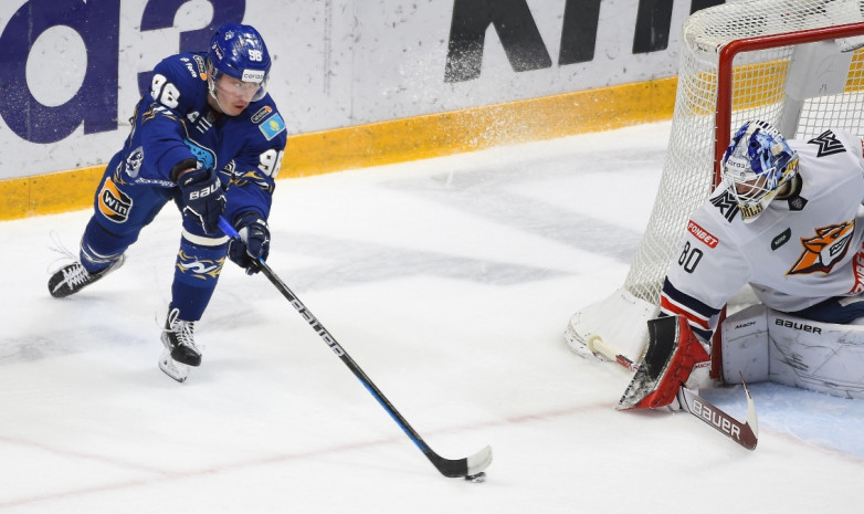 Казахстанский форвард достиг юбилейного рубежа в КХЛ