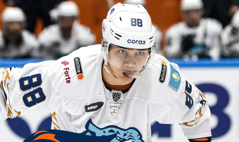 Молодой казахстанский хоккеист отметился серьезным достижением в КХЛ