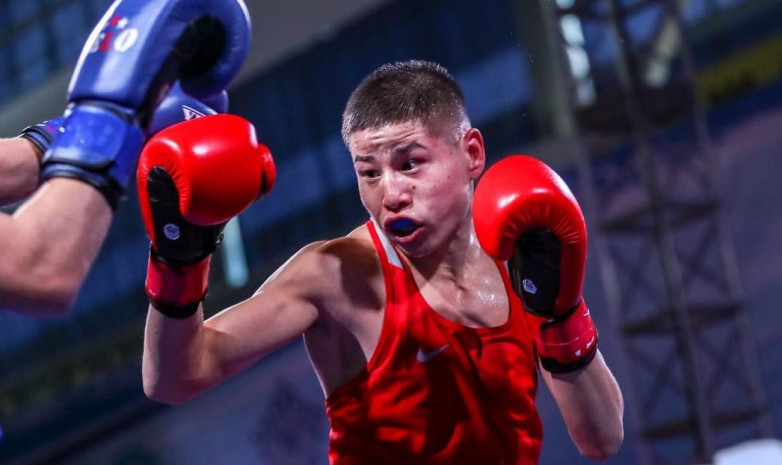 Казахстанский боксер победил узбека и вышел в полуфинал малого чемпионата мира по боксу