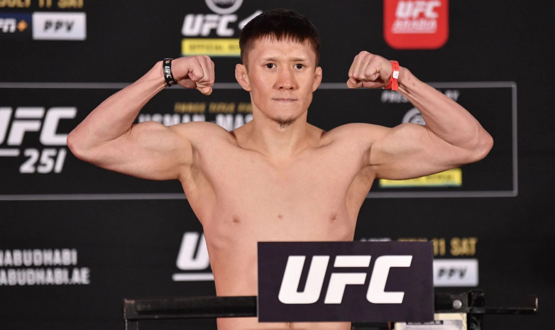 Известный казахстанский боец UFC дал прогноз на главный бой UFC 286