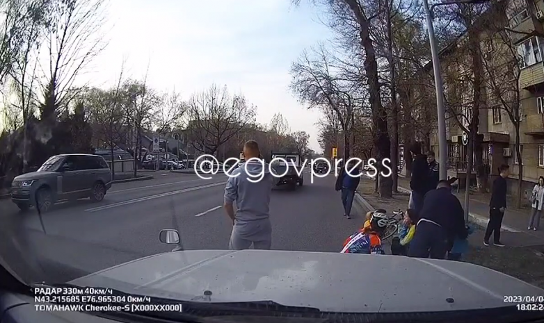 В Алматы совершен наезд на юную велосипедистку. У девочки выбиты зубы и разорван подбородок
