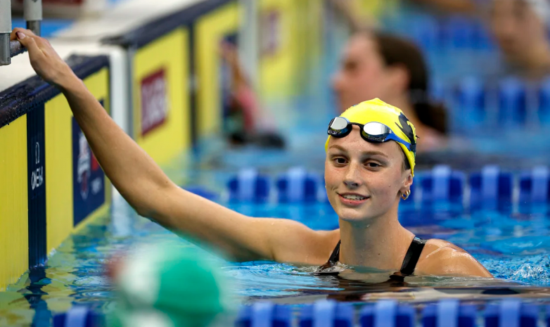 Пловчиха-школьница обновила два мировых рекорда на одних соревнованиях