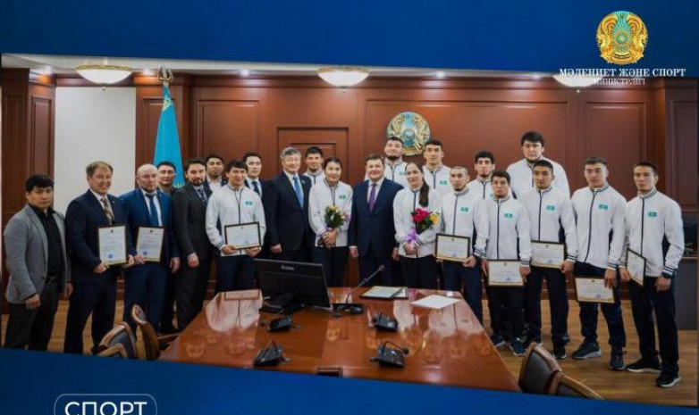 Мәдениет және спорт министрі Асхат Оралов күрестен Азия чемпионатының жүлдегерлеріне Президенттің құттықтау хатын табыс етті