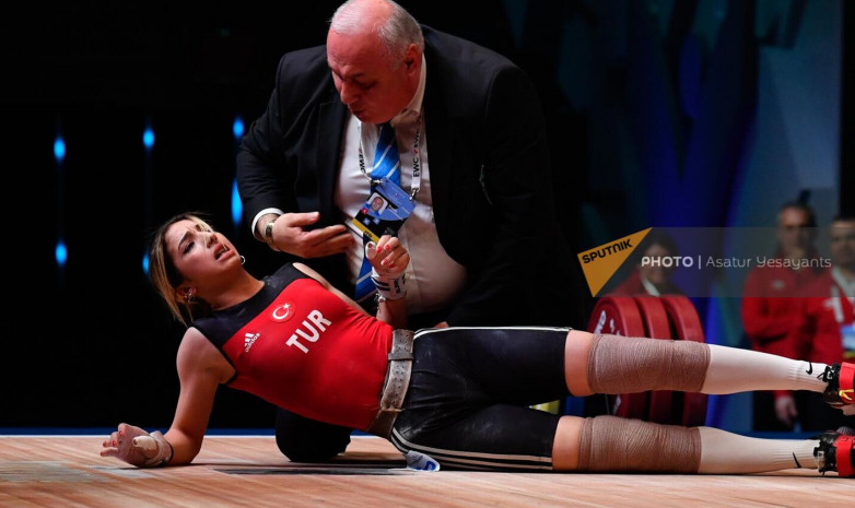 Видео. Турецкая штангистка потеряла сознание на чемпионате Европы
