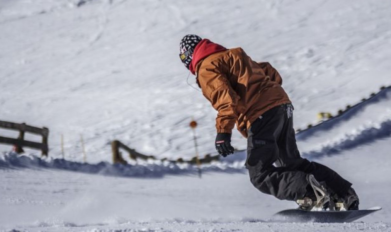 Видео. Сноубордист едва не погиб, провалившись в снежный колодец