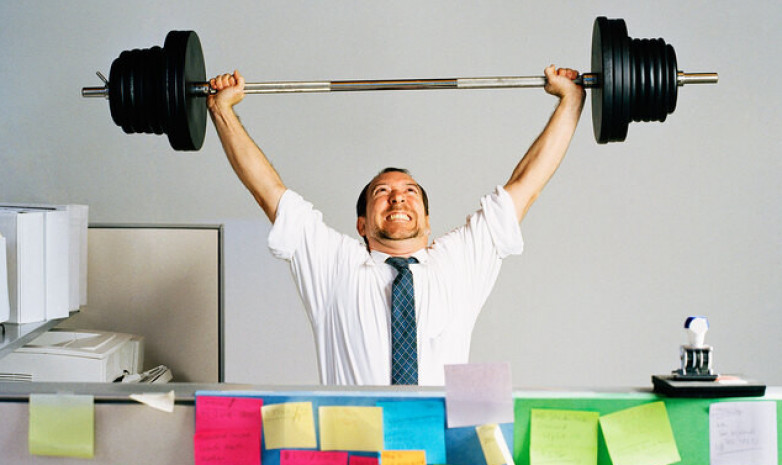 Физические упражнения на рабочем месте: Советы для поддержания активности и здоровья в офисе