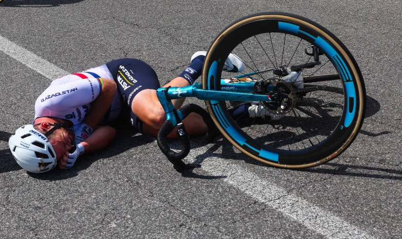 Лидер «Астаны» упал на шестом этапе «Джиро д'Италия»