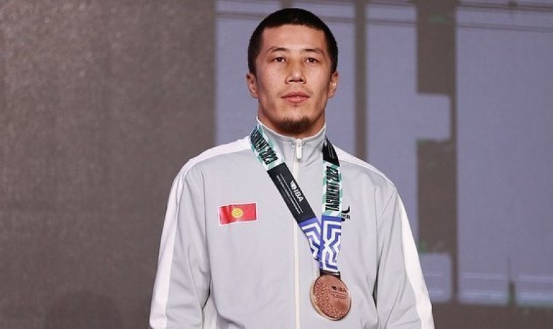 Дмитрий Бивол поздравил первого в истории Кыргызстана призера чемпионата мира. Видео